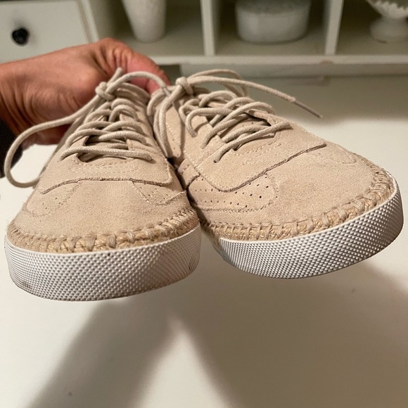 Coach beautiful shoes cream color with gorgeous design. Beautiful, comfy shoes. - Picture 3 of 13